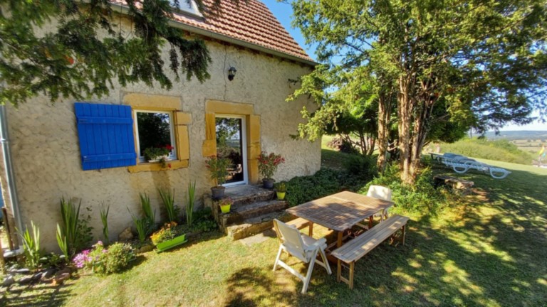 Terrasse ombragée du gîte Retraite Bien-Être Bourgogne